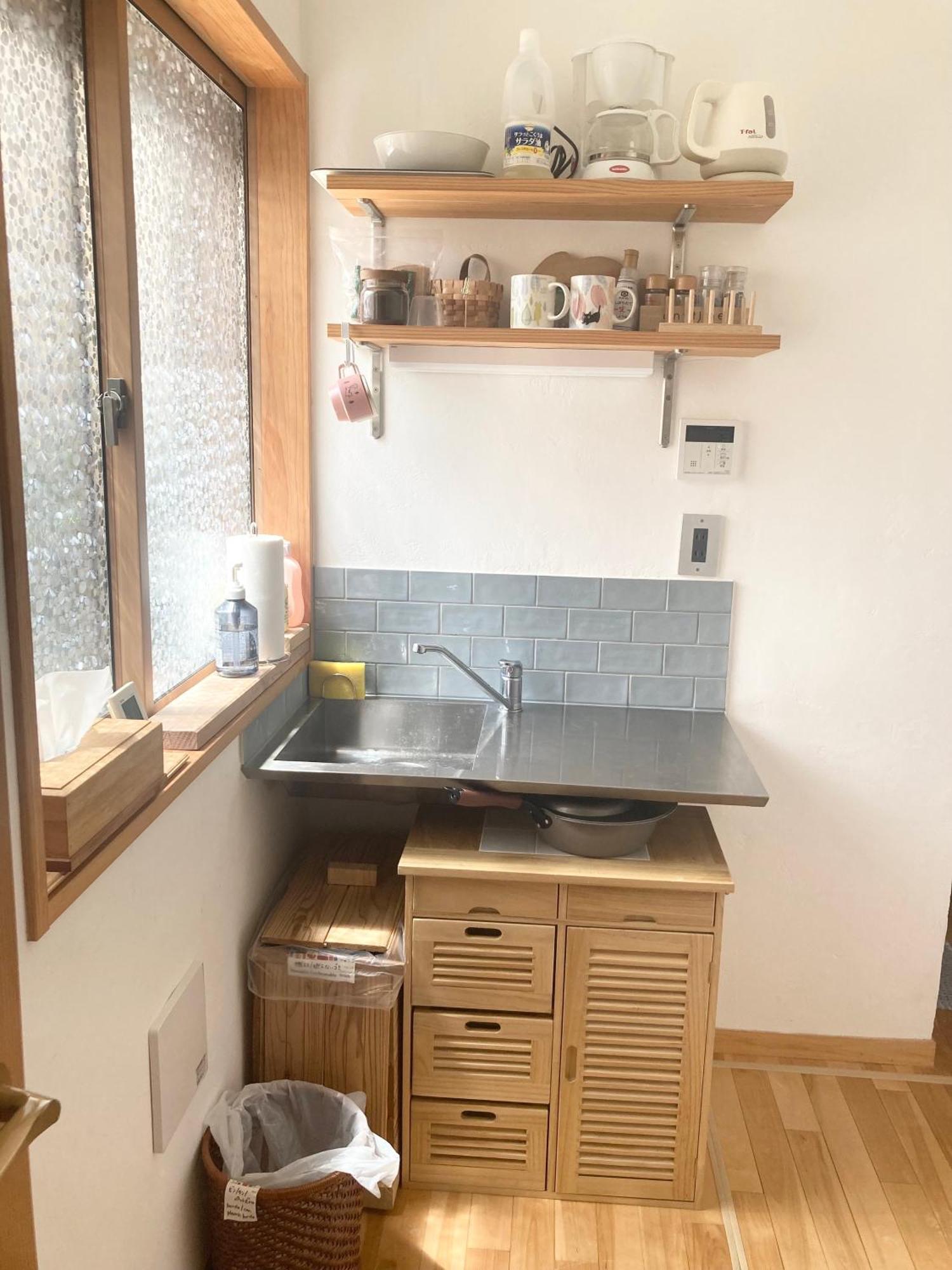 木と漆喰のモダンな部屋 Tōkyō