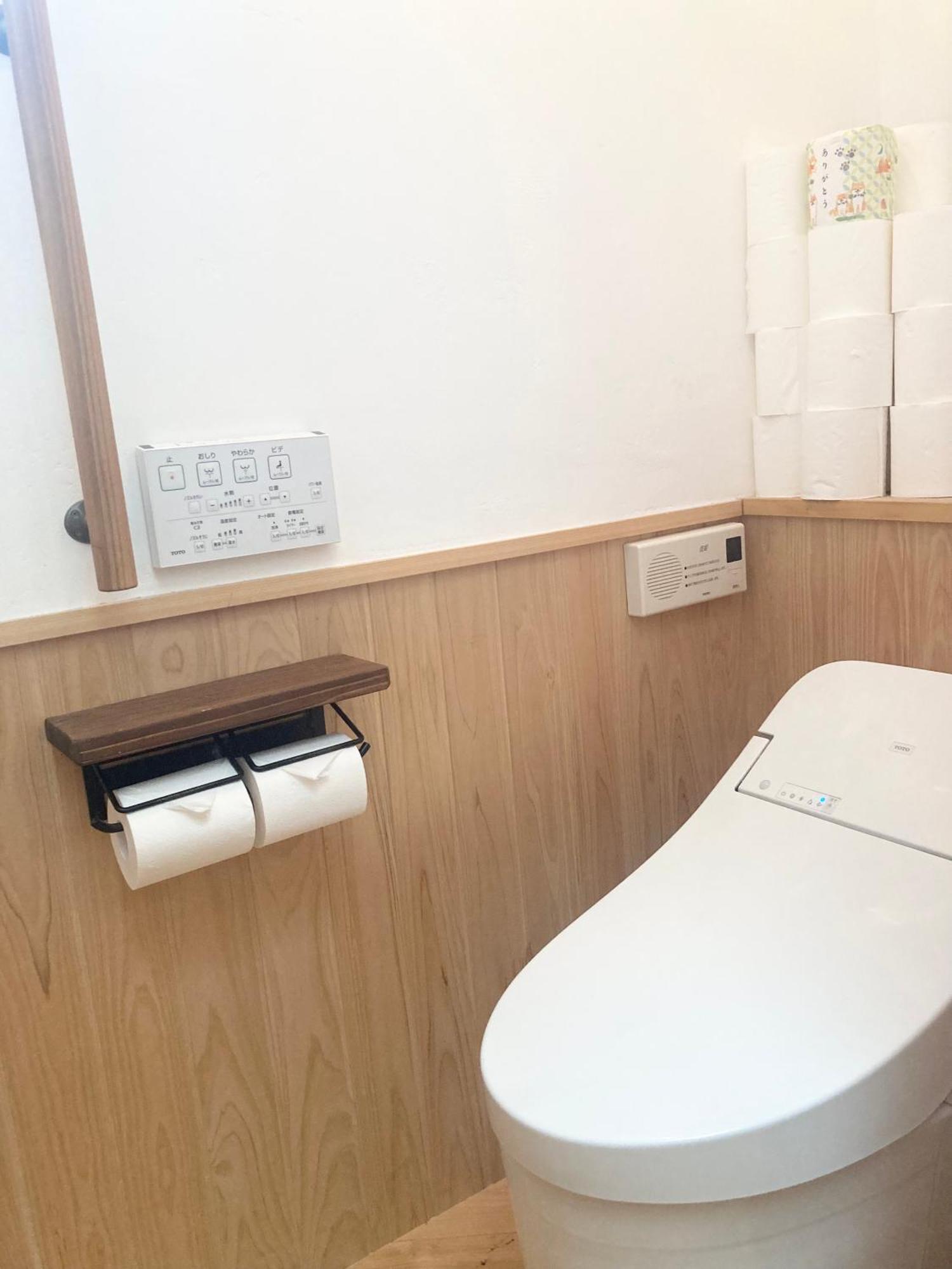木と漆喰のモダンな部屋 Tōkyō