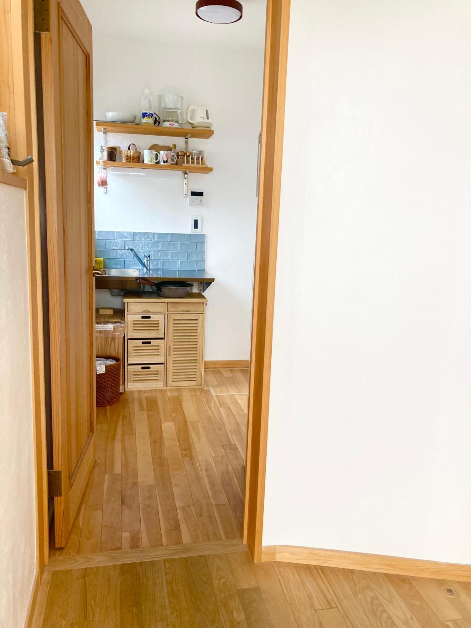 木と漆喰のモダンな部屋 Appartamento Tokyo