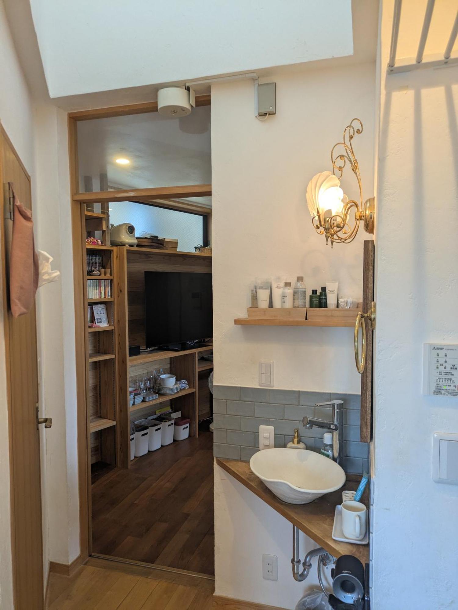 Appartamento 木と漆喰のモダンな部屋