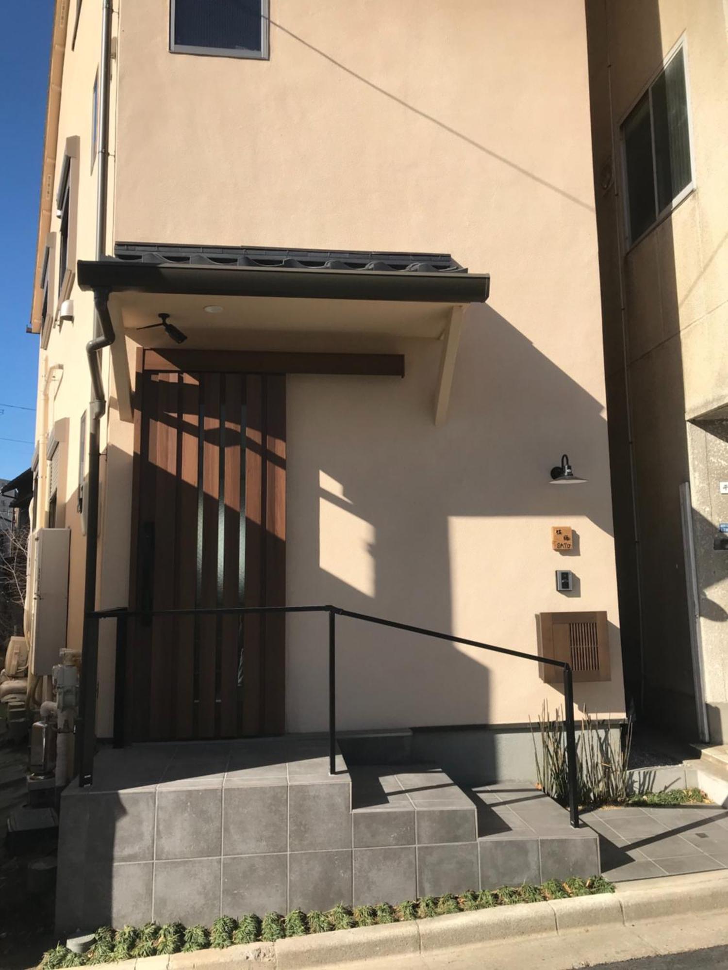 木と漆喰のモダンな部屋 公寓
